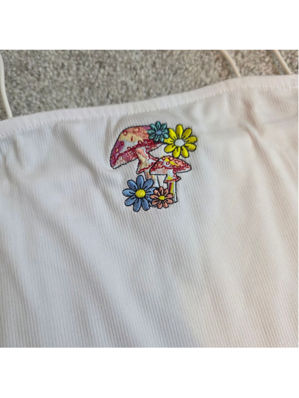 Women's Faded Rose White Mushroom Floral cropped Tank Top Size L - Picture 2 of 6